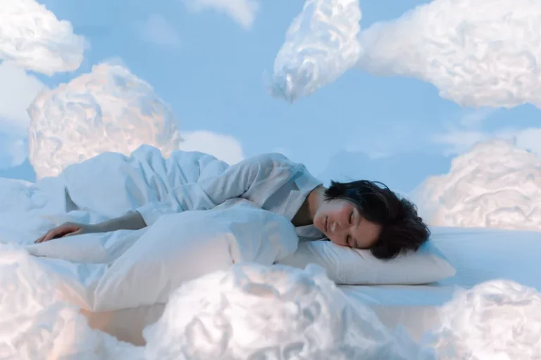 importance-sommeil-femme-dans-les-nuages